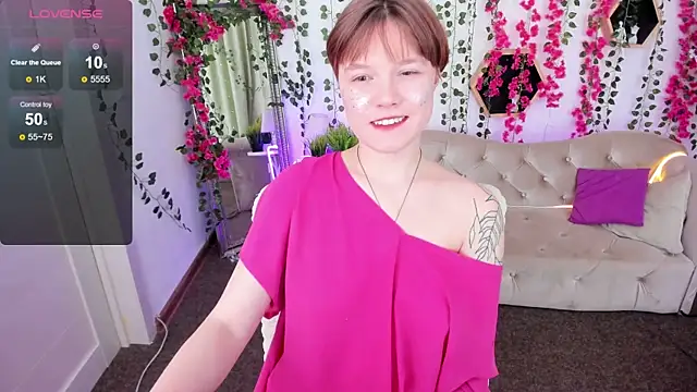 Snapshot of DreamyLuna chatting on December 2, 2025, 8:21 pm DreamyLuna online show from December 2, 2025, 8:21 pm