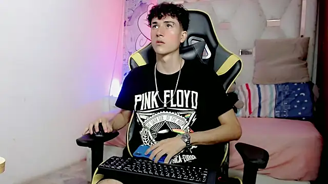 Snapshot of johnny_cagee chatting on December 19, 2025, 4:49 am johnny cagee online show from December 19, 2025, 4:49 am