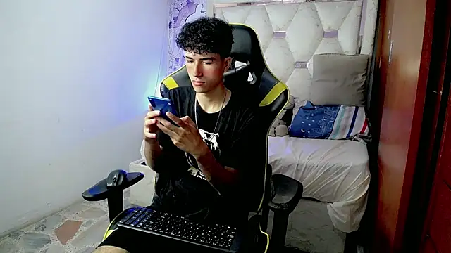 Snapshot of johnny_cagee chatting on December 21, 2025, 4:14 am johnny cagee online show from December 21, 2025, 4:14 am