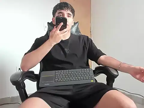 leo030809 online show from April 8, 2026, 5:14 pm