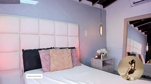 Snapshot of SaraMonroe1 chatting on November 18, 2025, 11:35 am SaraMonroe1 online show from November 18, 2025, 11:35 am