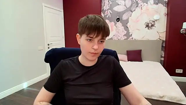 EmiliaYours online show from April 14, 2026, 1:49 pm