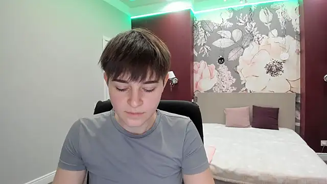 Snapshot of EmiliaYours chatting on November 16, 2025, 2:44 pm EmiliaYours online show from November 16, 2025, 2:44 pm