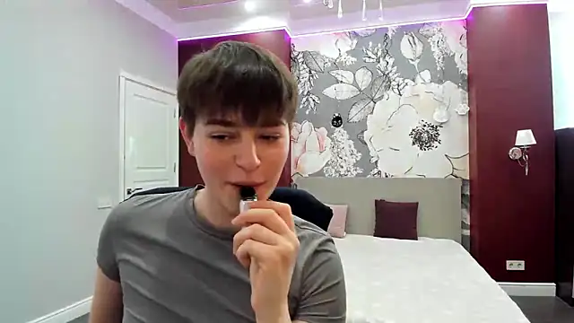 EmiliaYours online show from March 1, 2026, 2:06 pm