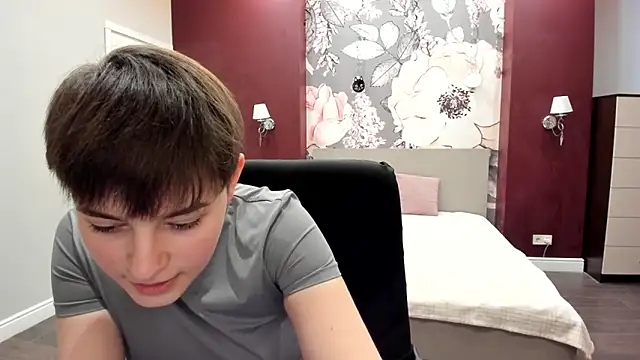 EmiliaYours online show from February 6, 2026, 2:35 pm