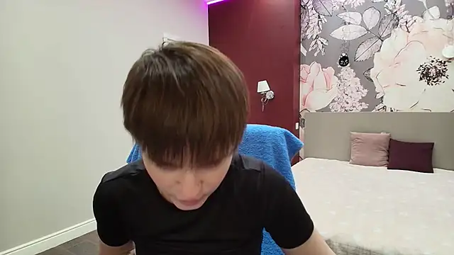 EmiliaYours online show from March 30, 2026, 2:18 pm