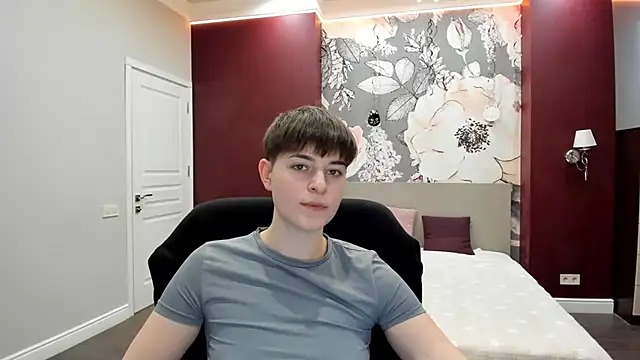 EmiliaYours online show from February 1, 2026, 2:48 pm