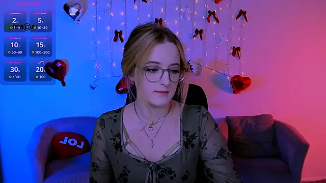 luna berryy online show from April 15, 2026, 7:18 pm