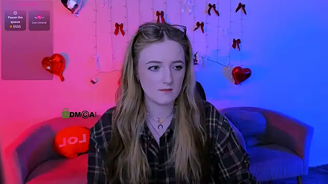 luna berryy online show from April 11, 2026, 7:17 pm