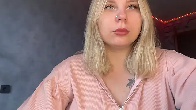 Snapshot of Thalia__Star chatting on December 2, 2025, 9:55 am Thalia Star online show from December 2, 2025, 9:55 am