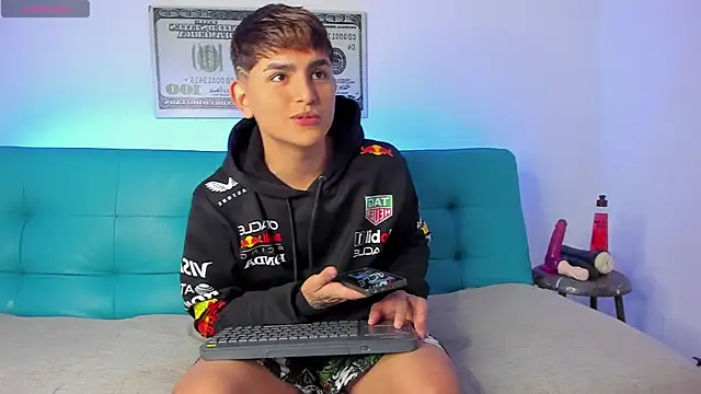 Snapshot of Lyam_ap chatting on December 21, 2025, 10:06 am Lyam ap online show from December 21, 2025, 10:06 am