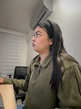 jennifer oliveira online show from December 5, 2025, 6:34 am