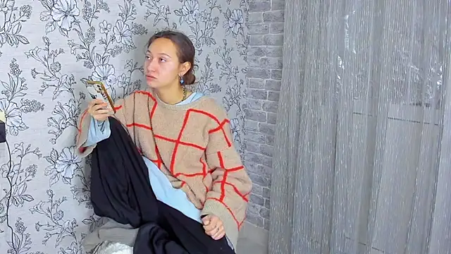 Snapshot of EllaSky_xoxo chatting on December 1, 2025, 12:44 am EllaSky xoxo online show from December 1, 2025, 12:44 am