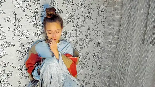 Snapshot of EllaSky_xoxo chatting on November 6, 2025, 12:36 am EllaSky xoxo online show from November 6, 2025, 12:36 am