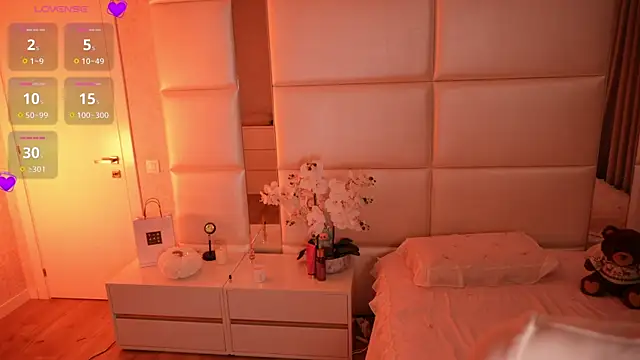 Lilly Colins online show from November 14, 2025, 8:45 pm