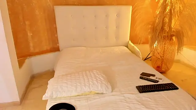 APRILL FOXX online show from February 15, 2025, 7:27 am