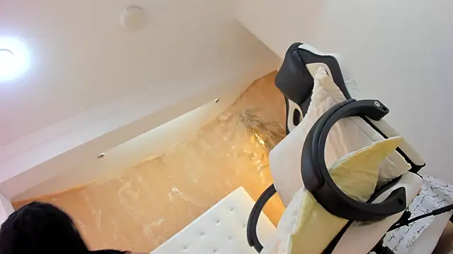 APRILL FOXX online show from February 18, 2025, 3:53 am