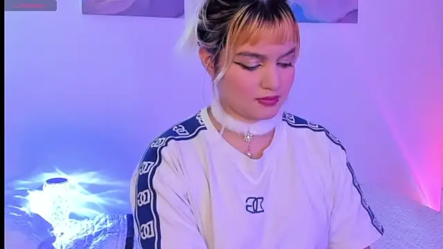 Snapshot of Pretty__zoe chatting on March 19, 2025, 8:54 pm Pretty  zoe online show from March 19, 2025, 8:54 pm