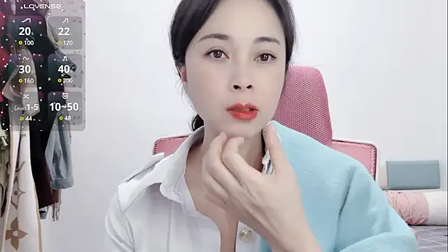 Snapshot of Qwi-V1 chatting on February 6, 2025, 11:37 pm Qwi-V1 online show from February 6, 2025, 11:37 pm