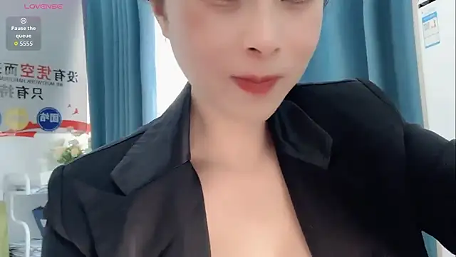 Snapshot of Qwi-V1 chatting on November 17, 2025, 7:01 am Qwi-V1 online show from November 17, 2025, 7:01 am