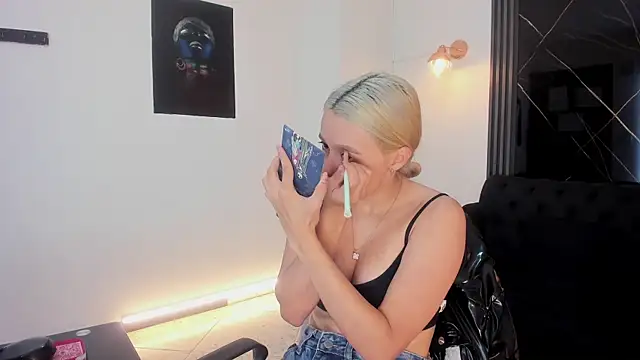 miacarperr1 online show from February 12, 2026, 8:30 pm