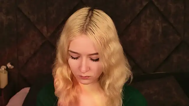 Snapshot of NaomiLoys chatting on November 11, 2025, 10:32 am NaomiLoys online show from November 11, 2025, 10:32 am