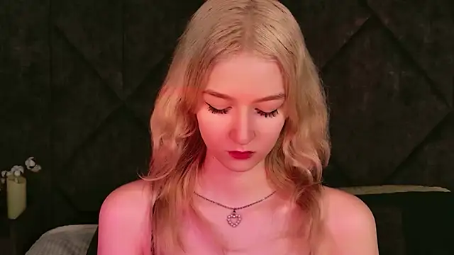 Snapshot of NaomiLoys chatting on November 18, 2025, 10:51 am NaomiLoys online show from November 18, 2025, 10:51 am