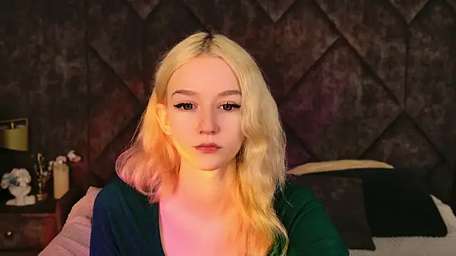 Snapshot of NaomiLoys chatting on November 8, 2025, 10:30 am NaomiLoys online show from November 8, 2025, 10:30 am