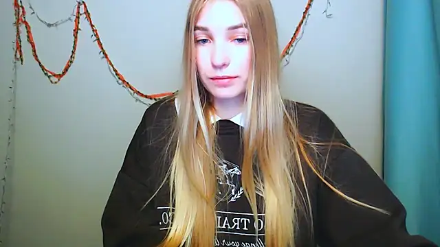 Snapshot of Queen_ofLove chatting on December 14, 2025, 2:44 pm Queen ofLove online show from December 14, 2025, 2:44 pm