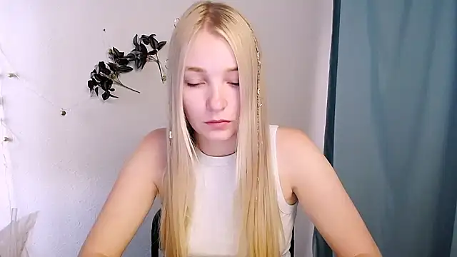 Snapshot of Queen_ofLove chatting on June 2, 2026, 8:03 am Queen ofLove online show from June 2, 2026, 8:03 am