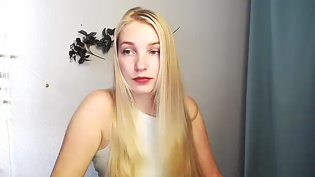 Snapshot of Queen_ofLove chatting on May 19, 2026, 11:28 am Queen ofLove online show from May 19, 2026, 11:28 am