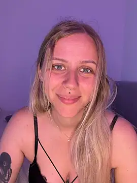 lunawolf21 online show from May 13, 2026, 6:42 am