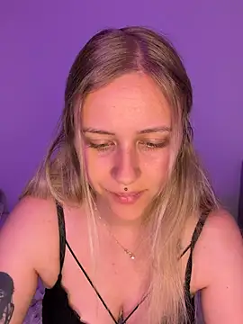 lunawolf21 online show from May 20, 2026, 6:32 am