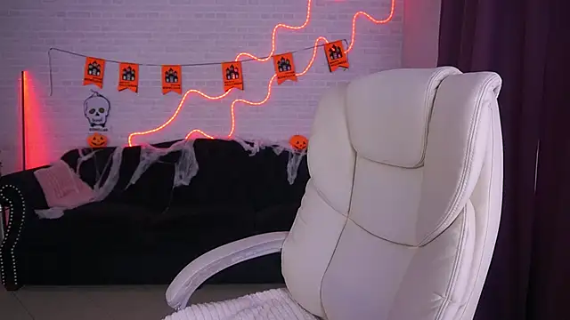 MilashaLovely online show from October 31, 2025, 2:02 pm