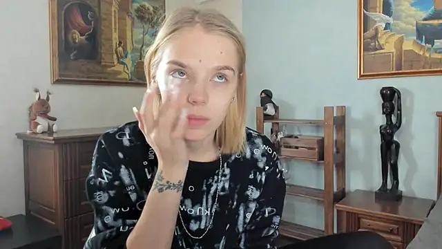 MoireBramblett online show from December 5, 2024, 4:26 am