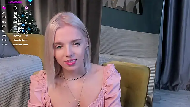 MoireBramblett online show from December 17, 2024, 6:09 pm