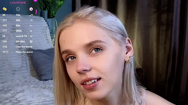 MoireBramblett online show from December 19, 2024, 1:40 pm