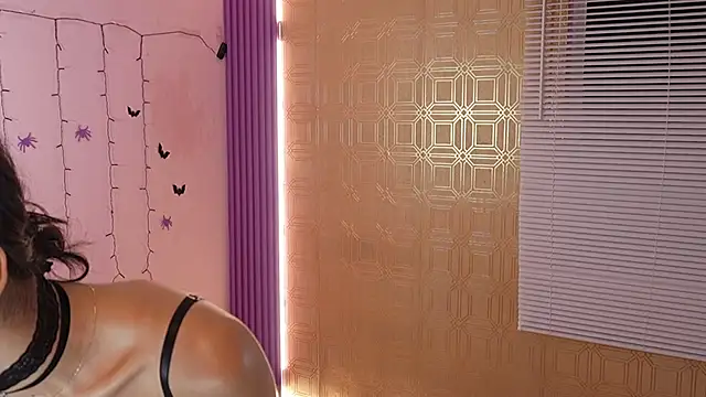 Snapshot of Bella19_ chatting on October 28, 2025, 8:19 pm Bella19 online show from October 28, 2025, 8:19 pm