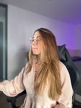 SophieRaily  online show from February 10, 2026, 8:41 pm