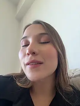 Snapshot of SophieRaily_ chatting on October 28, 2025, 8:41 pm SophieRaily online show from October 28, 2025, 8:41 pm