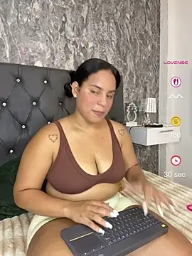 Snapshot of Violetrousse chatting on July 30, 2026, 5:12 pm Violetrousse online show from July 30, 2026, 5:12 pm
