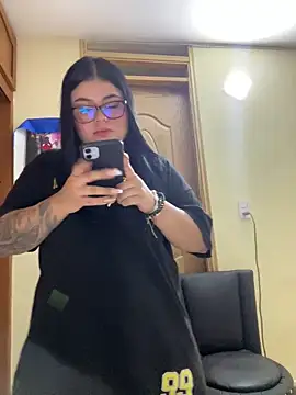 alissonfernandez  online show from December 18, 2025, 9:51 pm