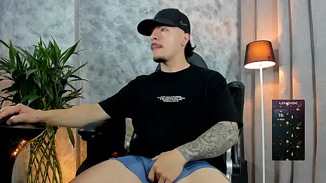 boyc022  online show from December 18, 2025, 10:19 am