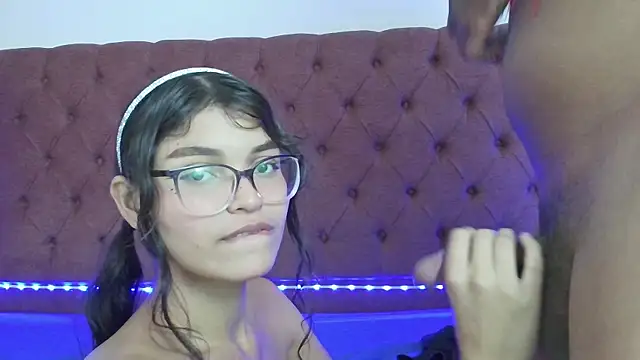 Snapshot of smiths_couple chatting on March 18, 2025, 2:06 pm smiths couple online show from March 18, 2025, 2:06 pm