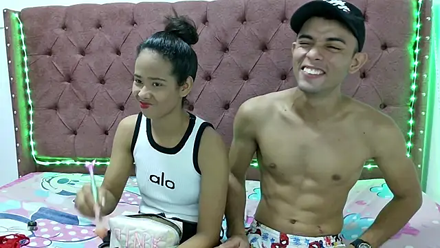 Snapshot of smiths_couple chatting on January 11, 2025, 1:16 am smiths couple online show from January 11, 2025, 1:16 am