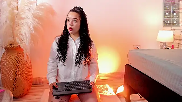 Snapshot of Julieta_333 chatting on November 20, 2025, 11:44 am Julieta 333 online show from November 20, 2025, 11:44 am