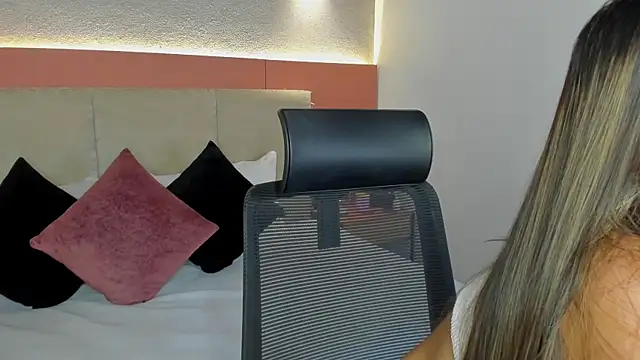 AniiRose online show from December 16, 2025, 1:10 am