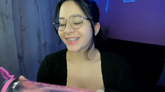 Snapshot of agnes_213 chatting on November 18, 2025, 3:15 pm agnes 213 online show from November 18, 2025, 3:15 pm