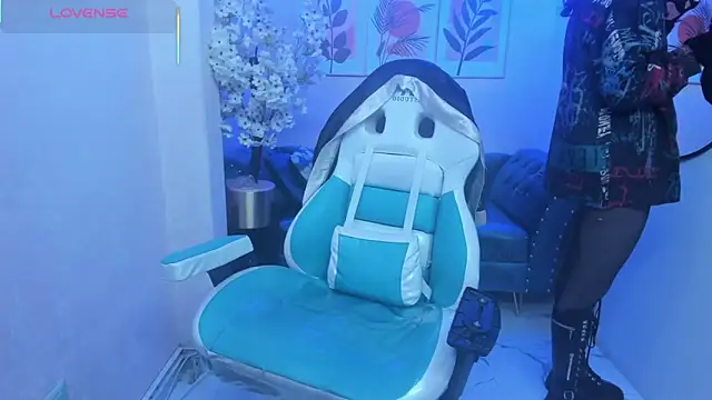 Snapshot of Theia_moon chatting on October 17, 2025, 12:40 pm Theia moon online show from October 17, 2025, 12:40 pm