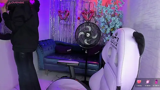 Snapshot of Theia_moon chatting on December 19, 2025, 1:35 pm Theia moon online show from December 19, 2025, 1:35 pm